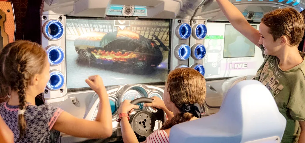 2- SALA DE ARCADES <br> VIDEOJUEGOS PARA GRANDES Y PEQUEÑOS